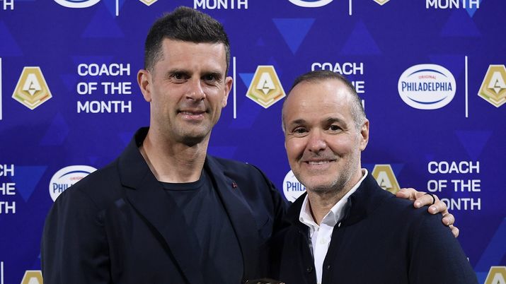 BOLOGNA, ITALY - APRIL 13: Thiago Motta, Head Coach of Bologna FC, (L) and Joey Saputo, President of Bologna FC, pose for a photo with the Serie A TIM Coach of The Month Award prior to the Serie A TIM match between Bologna FC and AC Monza at Stadio Renato Dall'Ara on April 13, 2024 in Bologna, Italy. (Photo by Alessandro Sabattini/Getty Images) Saputo saluta Motta: “Avrei voluto restasse al Bologna, ma lo ringrazio e gli auguro il meglio” - immagine 1