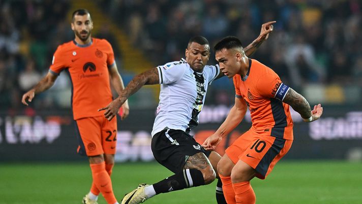 UDINE, ITALY - APRIL 08: Lautaro Martinez of FC Internazionale is challenged by Walace of Udinese Calcio during the Serie A TIM match between Udinese Calcio and FC Internazionale at Dacia Arena on April 08, 2024 in Udine, Italy. (Photo by Alessandro Sabattini/Getty Images) News Udinese | Il Cruzeiro ufficializza M. Henrique: ora tocca a Walace - immagine 1