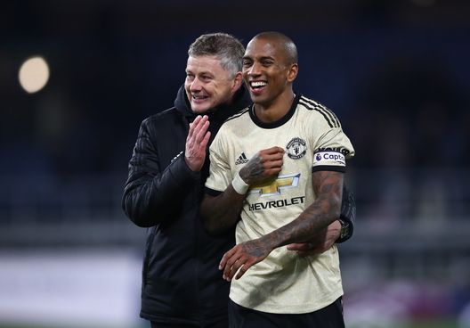 Ashley Young con Solskjaer quando giocava con il Manchester United (Photo by Clive Brunskill/Getty Images) Il figlio di Ashley Young raggiunge il padre all’Ipswich: giocherà per l’Under21- immagine 2