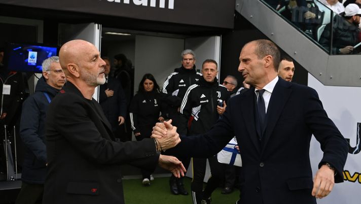 TURIN, ITALY - APRIL 27: Head coach of AC Milan Stefano Pioli shakes hand with head coach of Juventus Massimiliano Allegri before the Serie A TIM match between Juventus and AC Milan at Allianz Stadium on April 27, 2024 in Turin, Italy. (Photo by Claudio Villa/AC Milan via Getty Images) milan-fiorentina-allegri-pioli-precedenti-statistiche-curiosita-dati-opta-leao-piccoli