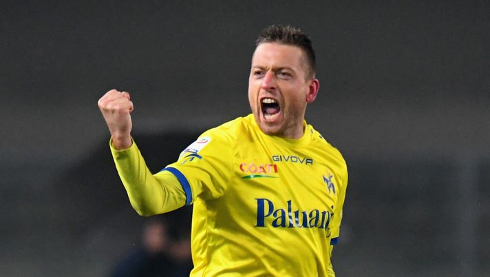 VERONA, ITALY - FEBRUARY 17: Emanuele Giaccherini AC Chievo Verona celebrates after scoring the opening goal during the serie A match between AC Chievo Verona and Cagliari Calcio at Stadio Marc'Antonio Bentegodi on February 17, 2018 in Verona, Italy. (Photo by Alessandro Sabattini/Getty Images) Il centrocampo del Chievo, Giaccherini e quel ‘no’ al Toro - immagine 1