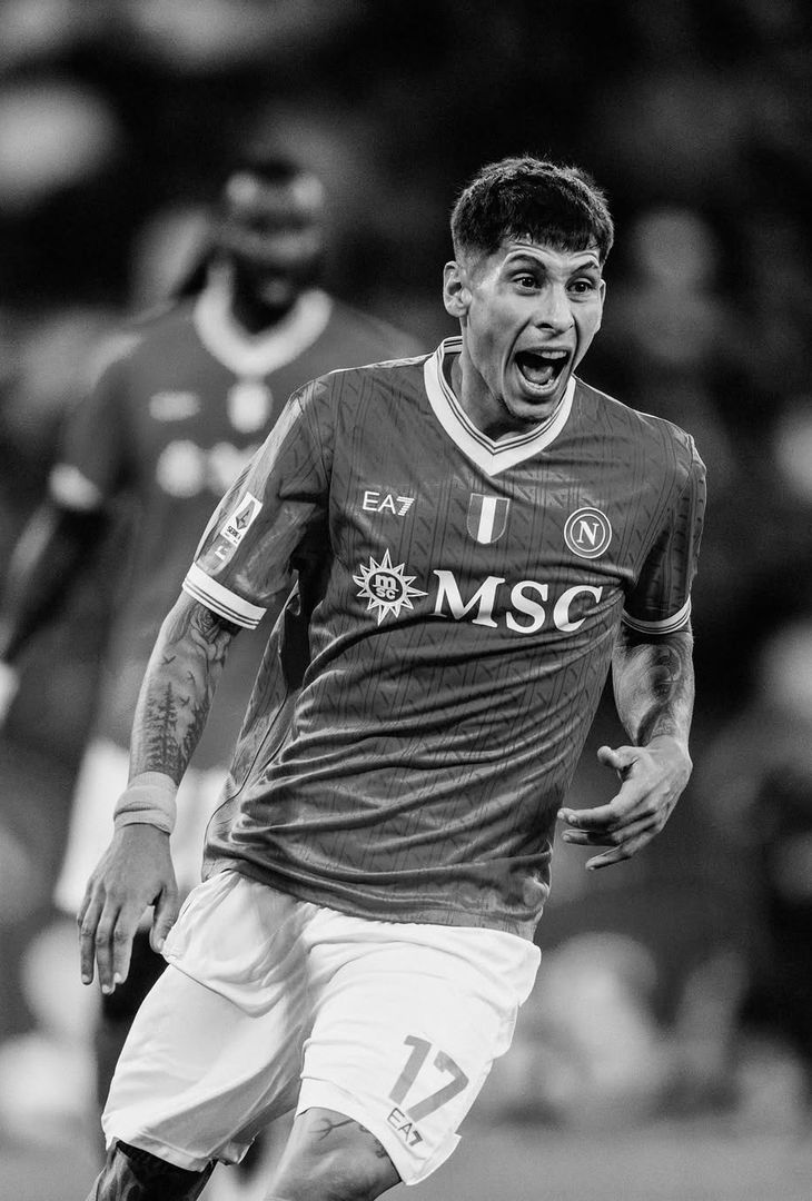 La tenacia del Napoli di Conte: i suggestivi scatti in bianco e nero – LA GALLERY - immagine 20