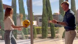 VIDEO / Diletta Leotta si “allena” con una leggenda: i palleggi con Guti