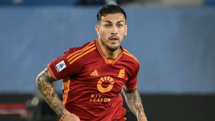 BERGAMO, ITALY - MAY 12: Leandro Paredes of AS Roma in action during the Serie A TIM match between Atalanta BC and AS Roma at Gewiss Stadium on May 12, 2024 in Bergamo, Italy. (Photo by Fabio Rossi/AS Roma via Getty Images) Roma, cambiano i convocati per il Como: Zalewski c’è, resta fuori Paredes. Dovbyk presente - immagine 1
