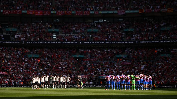 LONDON, ENGLAND - AUGUST 10: Players, match officials and fans take part in a minute's silence in memory of former Liverpool player Diogo Jota and his brother Andre Silva prior to the 2025 FA Community Shield match between Crystal Palace and Liverpool at Wembley Stadium on August 10, 2025 in London, England. (Photo by Clive Mason/Getty Images) Paura in Crystal Palace-Liverpool: emergenza sugli spalti e gara interrotta per 7′ - immagine 1