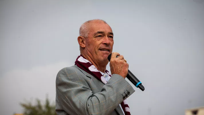 Paolo Pulici al Filadelfia con la sciarpa del Torino Calcio