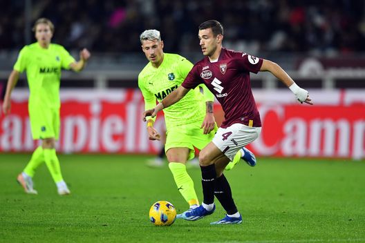 TURIN, ITALY - NOVEMBER 06: Alessandro Buongiorno of Torino FC on the ball whilst under pressure from Andrea Pinamonti of US Sassuolo during the Serie A TIM match between Torino FC and US Sassuolo at Stadio Olimpico di Torino on November 06, 2023 in Turin, Italy. (Photo by Valerio Pennicino/Getty Images)