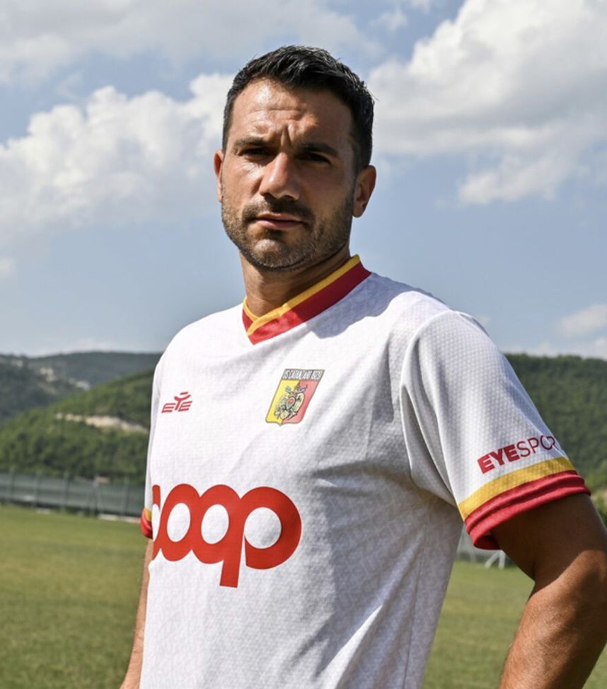 Catanzaro, ecco la seconda maglia: design bianco perla con dettagli giallorossi- immagine 4