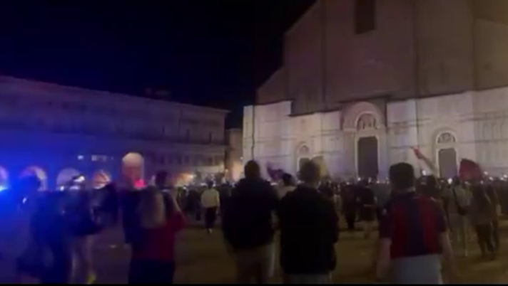 VIDEO Bologna in Champions, esplode la festa dei tifosi in Piazza Maggiore - immagine 1