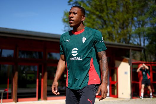 Cairate, Italia - 8 aprile 2026: Pervis Estupinan del Milan durante un sessione di allenamento a Milanello. (Foto di Giuseppe Cottini/AC Milan via Getty Images) Milan, Estupiñán non ha convinto: contatti con il suo agente per la cessione- immagine 2