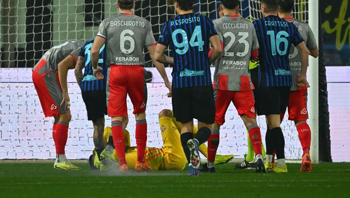 CREMONA, ITALY - FEBRUARY 01: Goalkeeper Emil Audero of US Cremonese gets stunned by a firework during the Serie A match between US Cremonese and FC Internazionale at Stadio Giovanni Zini on February 01, 2026 in Cremona, Italy. (Photo by Marco M. Mantovani/Getty Images) Improta: “Petardo su Audero? Sicuramente ci sarà una multa. Cosa rischia l’Inter” - immagine 1