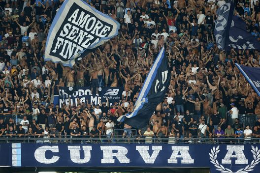 Lo striscione da brividi mostrato dalla Curva partenopea al fischio d'inizio del match col Genoa, i tifosi credono allo Scudetto