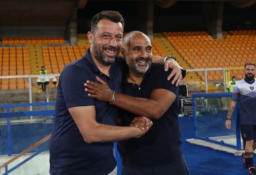 LECCE, ITALY - AUGUST 02: Head coach of Parma, Roberto D'Aversa (L) hugs Fabio Liverani, head coach of Lecce during the Serie A match between US Lecce and Parma Calcio at Stadio Via del Mare on August 02, 2020 in Lecce, Italy. (Photo by Maurizio Lagana/Getty Images) Parma, D’Aversa è imbattuto contro il Toro. E quelle polemiche per il Covid…- immagine 3