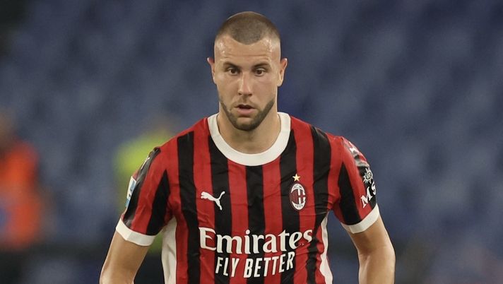 Strahinja Pavlovic (difensore AC Milan), qui durante Lazio-Milan 2-2 (Serie A 2024-2025) | News (Getty Images) Strahinja Pavlovic AC Milan Lazio-Milan 2-2 Serie A 2024-2025