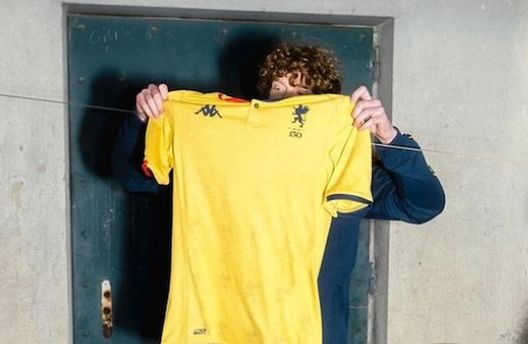 Foto dal profilo Instagram del Genoa Genoa, Rita Ora indossa la maglia celebrativa che sarà indossata contro l’Inter- immagine 2