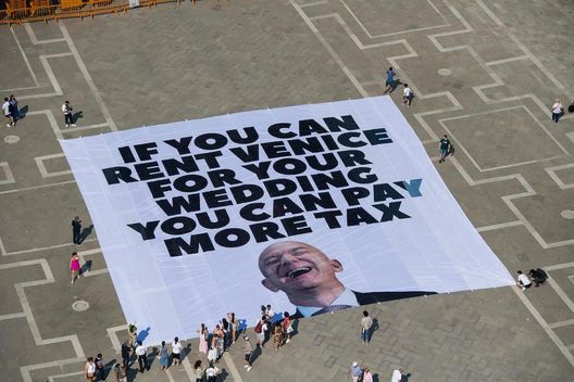 Lo striscione apparso a piazza San Marco contro le nozze di Besoz (Foto da sito Greenpeace) Nozze Bezos a Venezia, la protesta di Greenpeace: “Allora puoi pagare più tasse”- immagine 3