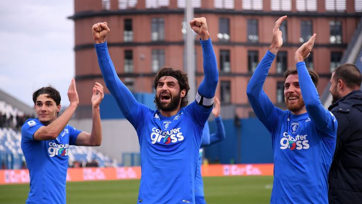 REGGIO NELL'EMILIA, ITALY - FEBRUARY 24: Matteo Cancellieri (L), Sebastiano Luperto (C) and Simone Bastoni (R) of Empoli FC celebrate to fans following the Serie A TIM match between US Sassuolo and Empoli FC at the Mapei Stadium - Citta' del Tricolore on February 24, 2024 in Reggio nell'Emilia, Italy. (Photo by Alessandro Sabattini/Getty Images) Notizie Udinese / Luperto: “Entrambe le sfide sono importanti” - immagine 1