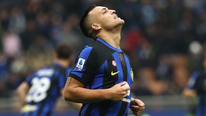 MILAN, ITALY - JANUARY 06: Lautaro Martinez of FC Internazionale reacts during the Serie A TIM match between FC Internazionale and Hellas Verona FC at Stadio Giuseppe Meazza on January 06, 2024 in Milan, Italy. (Photo by Marco Luzzani/Getty Images) “Ho ceduto Lautaro a gennaio e ho recuperato 7 posizioni in classifica in una lega a 12” - immagine 1