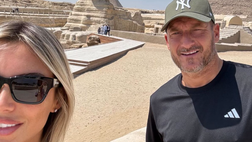Totti insieme alla sua Noemi in Egitto. Selfie con la Sfinge alle spalle