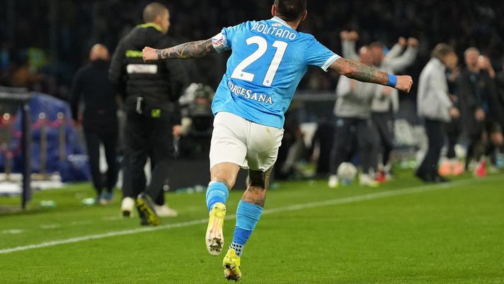 NAPLES, ITALY - MARCH 14: Matteo Politano of SSC Napoli celebrates after scoring his side second goal during the Serie A match between SSC Napoli and US Lecce at Stadio Diego Armando Maradona on March 14, 2026 in Naples, Italy. (Photo by Francesco Pecoraro/Getty Images) Politano sui social dopo Napoli-Lecce: “Finalmente sei arrivato” - immagine 1