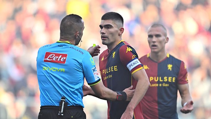 GENOA, ITALY - NOVEMBER 09: Johan Vasquez of Genoa complains to the Referee during the Serie A match between Genoa CFC and ACF Fiorentina at Luigi Ferraris Stadium on November 09, 2025 in Genoa, Italy. (Photo by Simone Arveda/Getty Images) Genoa, Vasquez: “Loro con fame di vincere, De Rossi ha detto cose significative” - immagine 1