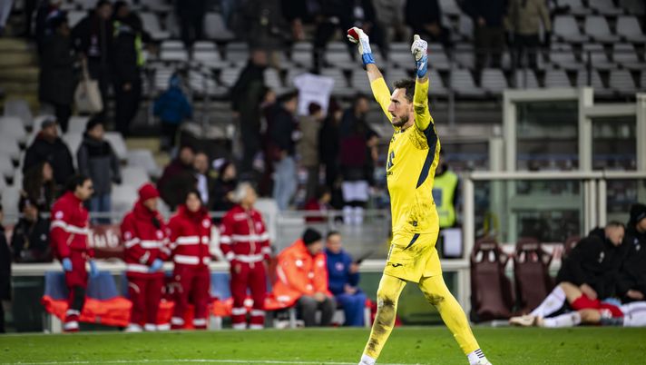 TURIN, ITALY - DECEMBER 13: Alberto Paleari of Torino FC celebrates victory during the Serie A match between Torino FC and US Cremonese at Stadio Olimpico di Torino on December 13, 2025 in Turin, Italy. (Photo by Diego Puletto/Getty Images) Torino-Cremonese 1-0, Paleari: “Vagnati? L’abbiamo scoperto dai social…” - immagine 1