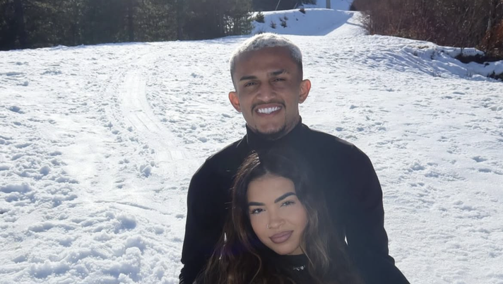 Wesley, relax ad alta quota: giornata sulla neve con la famiglia Wesley, relax ad alta quota: giornata sulla neve con la famiglia - immagine 1