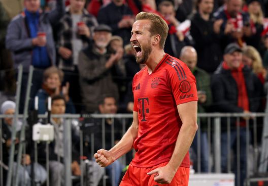 Kane esulta dopo un gol con la maglia del Bayern Monaco. (Foto di Adam Pretty/Getty Images) Kane, un calcio alla maledizione: ecco il primo trofeo con il Bayern Monaco- immagine 5