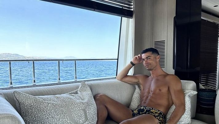 Glamour all’ennesima potenza: CR7 in foto con le unghie dipinte di nero! Glamour all’ennesima potenza: CR7 in foto con le unghie dipinte di nero! - immagine 1