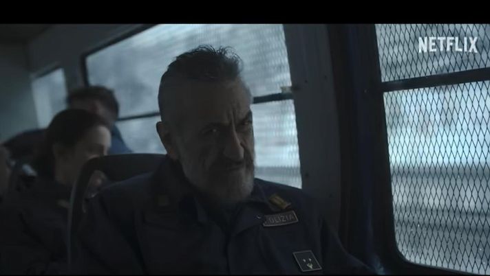 Giallini in una scena del film (Screen dal trailer ufficiale di Netflix)  Su Netflix dal 15 gennaio arriva Acab, la serie. Giallini: “Ogni conflitto è guerra tra poveri” - immagine 1