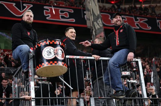 LEVERKUSEN, GERMANIA - 5 FEBBRAIO: Florian Wirtz (al centro) del Bayer 04 Leverkusen festeggia con i tifosi dopo la partita dei quarti di finale di Coppa di Germania tra Bayer 04 Leverkusen e 1. FC Köln alla BayArena il 5 febbraio 2025. (Foto di Lars Baron/Getty Images) Bayern Monaco-Bayer Leverkusen: due città, due stili, due visioni- immagine 3
