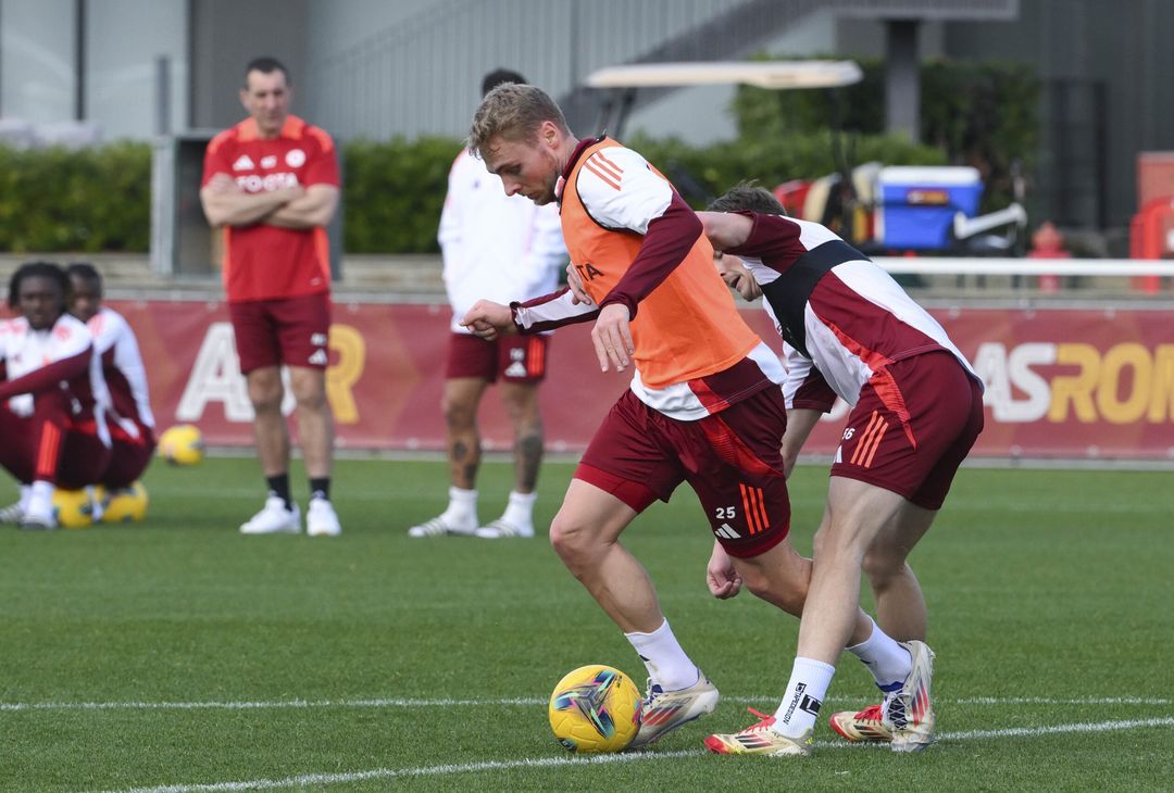 Roma, ripresa degli allenamenti a Trigoria dopo il Porto – FOTO GALLERY - immagine 6