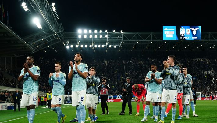 BERGAMO, ITALY - APRIL 11: Juventus players applaud fans following the Serie A match between Atalanta BC and Hellas Verona FC at Gewiss Stadium on April 11, 2026 in Bergamo, Italy. (Photo by Pier Marco Tacca/Getty Images) Atalanta-Juventus 0-1, i bianconeri volano al quarto posto: decide Boga - immagine 1