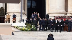 Funerali dell’autista ucciso dagli ultras: la bara accolta con “Grazie Roma”