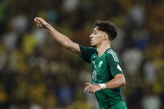Gabri Veiga con la maglia dell'Al Ahli. (Photo by Yasser Bakhsh/Getty Images) Gabriel Veiga – Porto, affare vicino alla chiusura: si tratta la durata del contratto- immagine 2