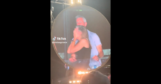 ‘Beccati’ al concerto dei Coldplay: entrambi licenziati. Le motivazioni dell’azienda- immagine 3