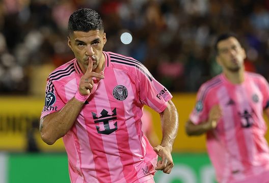 KINGSTON, JAMAICA - 13 MARZO: Luis Suárez, attaccante dell'Inter Miami CF esulta dopo un gol. (Foto di Kevin C. Cox/Getty Images) Montreal-Inter Miami, il pronostico di DDD: Messi e compagni stanchi dal Mondiale per Club?- immagine 2