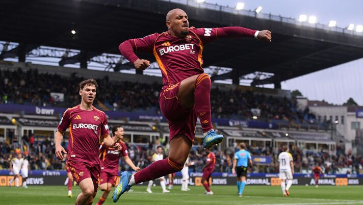 PARMA, ITALY - MAY 10: Donyell Malen of AS Roma celebrates scoring his team's third goal during the Serie A match between Parma Calcio 1913 and AS Roma at Stadio Ennio Tardini on May 10, 2026 in Parma, Italy. (Photo by Alessandro Sabattini/Getty Images) Roma, rigore allo scadere contro il Parma: segna Malen e non Dybala! E Donyell fa un record - immagine 1