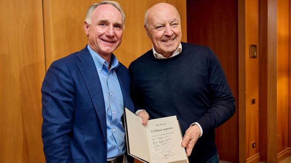 Inter, Marotta ha incontrato lo scrittore Dan Brown: scambio di doni e dedica speciale- immagine 2