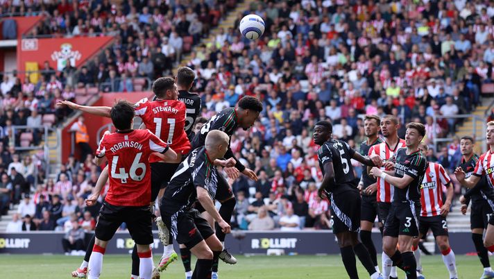 SOUTHAMPTON, ENGLAND - MAY 25: Ross Stewart of Southampton scores his team's first goal during the Premier League match between Southampton FC and Arsenal FC at St Mary's Stadium on May 25, 2025 in Southampton, England. (Photo by Charlie Crowhurst/Getty Images) Southampton-Qpr: diretta live e probabili formazioni - immagine 1