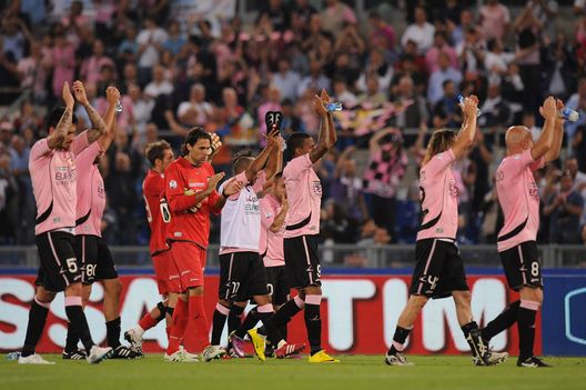 ROMA, ITALIA - MAGGIO 29: I giocatori del Palermo applaudono tutti i tifosi venuti per la finale di Coppa Italia del 2011 contro l'Inter (Foto di Tullio M. Puglia/Getty Images) Davide sfida ancora Golia: Bologna contro il Milan, come Palermo-Inter 2011- immagine 4