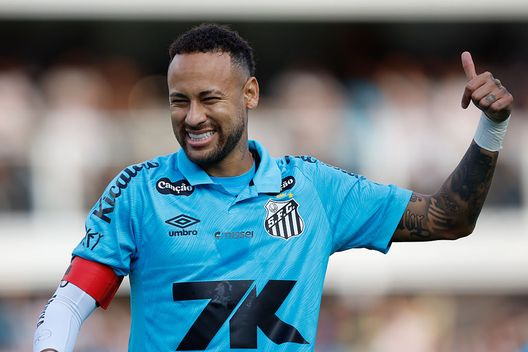 SANTOS, BRASILE - 01 GIUGNO: Neymar durante una partita tra Santos e Botafogo allo stadio Urbano Caldeira (Vila Belmiro) il 1 giugno 2025 a Santos, Brasile. (Foto di Miguel Schincariol/Getty Images) papa-neymar-difende-il-figlio-non-si-infortuna-perche-esce-con-le-donne-equipe-intervista-santos-mercato-calciomercato
