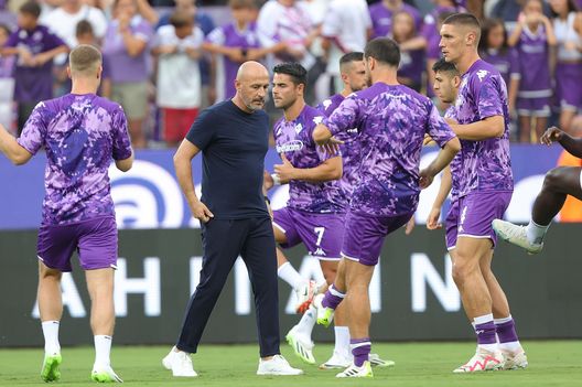 FLORENCE, ITALY - AUGUST 27: Head coach Vincenzo Italiano manager of ACF Fiorentina looks on during the Serie A TIM match between ACF Fiorentina and US Lecce at Stadio Artemio Franchi on August 27, 2023 in Florence, Italy. (Photo by Gabriele Maltinti/Getty Images) FINALE – Fiorentina-Rapid Vienna 2-0. Doppio Nico Gonzalez, sarà ancora Europa! - immagine 8