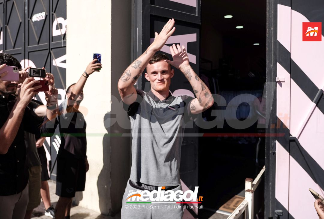 FOTO PALERMO: Liam Henderson incontra i tifosi allo Store Ufficiale (GALLERY) - immagine 12