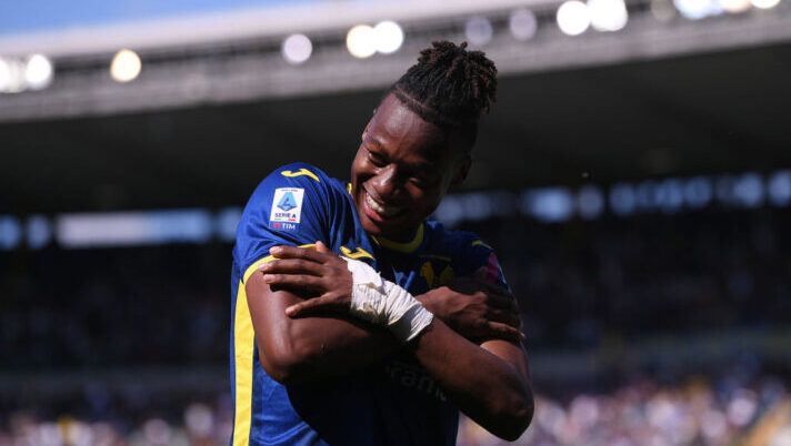 VERONA, ITALY - MAY 05: Tijjani Noslin of Hellas Verona FC celebrates scoring his team's second goal during the Serie A TIM match between Hellas Verona FC and ACF Fiorentina at Stadio Marcantonio Bentegodi on May 05, 2024 in Verona, Italy. (Photo by Alessandro Sabattini/Getty Images) Noslin, la Lazio insiste: la richiesta del Verona e la contropartita scelta dai biancocelesti - immagine 1