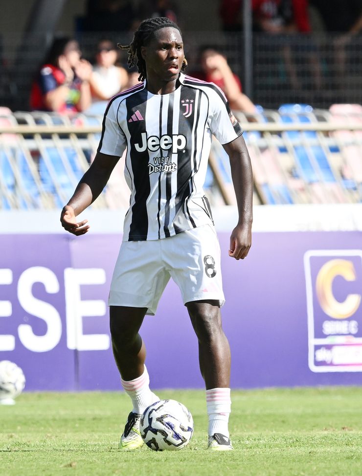 Augusto Sedorf Iwusu della Juventus Next Gen gioca il pallone durante la partita di Serie C tra US Sambenedettese e Juventus Next Gen allo Stadio Riviera delle Palme il 27 settembre 2025 a San Benedetto del Tronto, Italia. (Foto di Giuseppe Bellini/Juventus FC via Getty Images) Juventus U23-Ravenna: dove vedere la partita in diretta TV e in streaming LIVE- immagine 2