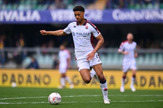 VERONA, ITALY - APRIL 13: Koni De Winter of Genoa during the Serie A match between Verona and Genoa at Stadio Marcantonio Bentegodi on April 13, 2025 in Verona, Italy. (Photo by Alessandro Sabattini/Getty Images) koni-de-winter-intervista-milan-tv