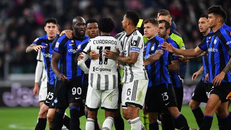 TURIN, ITALY - APRIL 04: Romelu Lukaku of FC Internazionale clashes with Juan Cuadrado of Juventus during the Coppa Italia Semi Final match between Juventus FC and FC Internazionale at Allianz Stadium on April 04, 2023 in Turin, Italy. (Photo by Valerio Pennicino/Getty Images)