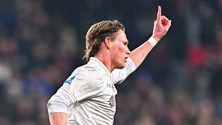 GENOA, ITALY - FEBRUARY 7: of Napoli celebrates after scoring a goal during the Serie A match between Genoa CFC and SSC Napoli at Stadio Luigi Ferraris on February 7, 2026 in Genoa, Italy. (Photo by Simone Arveda/Getty Images) Serie A, a McTominay il premio di Goal Of The Month di Febbraio: battuto Zielinski - immagine 1