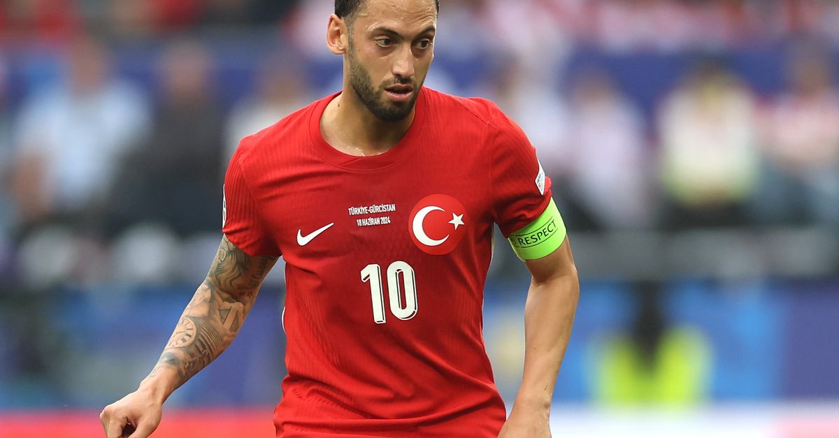 Calhanoglu, the agent sees Bayern.  Inter request for 70 million